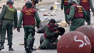 Venezuela: Policía golpea a joven que protegía una barricada