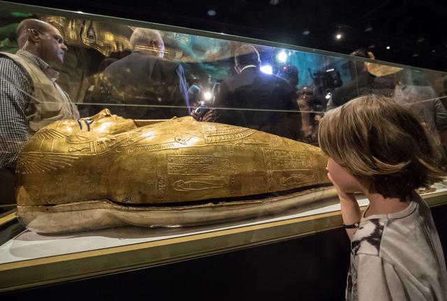 El objeto, fabricado entre el años 150 y el 50 antes de la era cristiana, fue presentado en una urna transparente en el museo nacional de la civilización egipcia, en El Cairo. (Foto: Khaled DESOUKI / AFP)