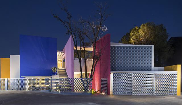 Así luce la fachada de la casa. En el exterior se implementaron persianas para graduar el ingreso de luz. (Foto: Moneo Brock)