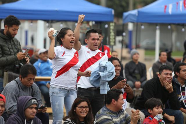 Hinchas miran el primer partido de Perú en la Copa América 2019 en el Real Plaza del Centro Cívico (Foto: Violeta Ayasta).