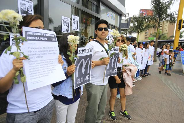 Caso McDonald’s: plantón en Miraflores en protesta por muerte de dos jóvenes trabajadores. (Foto: Jessica Vicente)