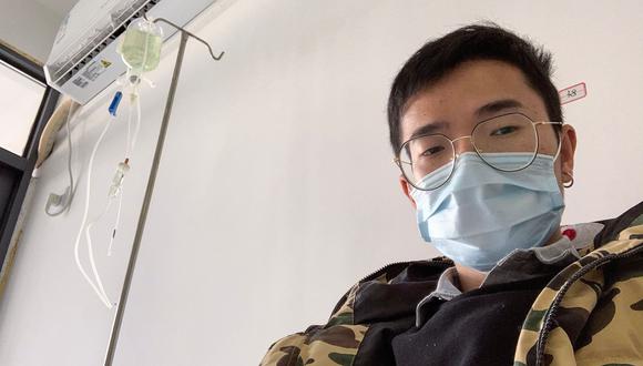 Xiao Yao, de 27 años, dice que no tiene la menor idea sobre dónde y cuándo contrajo el coronavirus. Pero sospecha que fue en el viaje en tren que realizó a finales de enero, en un vagón repleto, cuando regresaba a su casa para pasar las fiestas de Año Nuevo. (AFP).