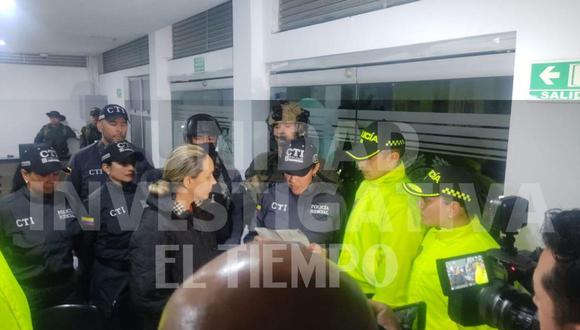 Margoth Chacón a su llegada a Colombia, rodeada de agentes de policía. (FOTO: El Tiempo, GDA).