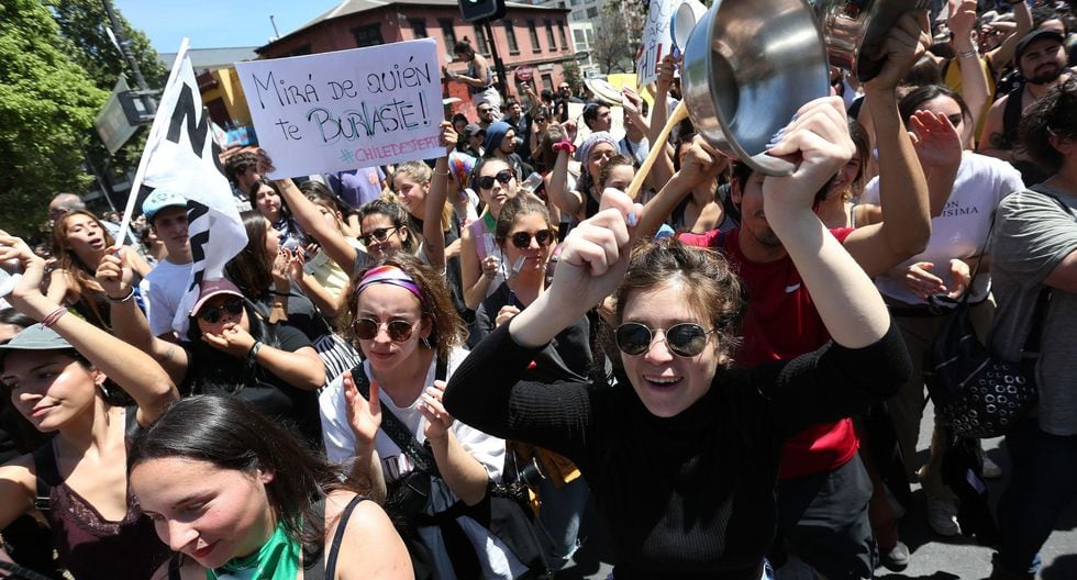 Cientos de personas se manifiestan durante una jornada de protestas este lunes en Santiago. (EFE/Elvis González).