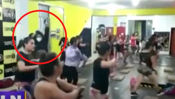 Cámaras de seguridad captaron el preciso momento en que un grupo de mujeres es asaltada en un gimnasio. (Foto: Latina)