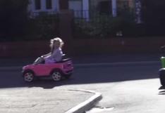 YouTube: Padre aumenta la potencia del auto de juguete de su hija