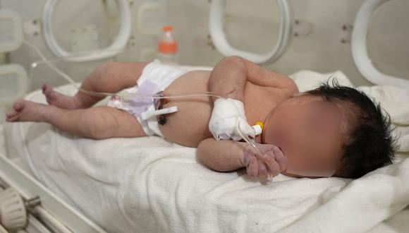 La bebé se encontraba estable en un hospital después de llegar el lunes con hematomas, laceraciones e hipotermia. (AFP).