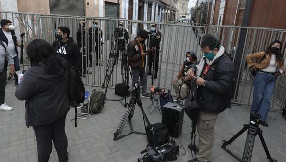 En más de una oportunidad, se impidió que los periodistas lleguen hasta los exteriores de Palacio de Gobierno.