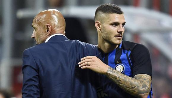 Icardi dirigiéndose al banquillo luego de abrazar al técnico del Inter. (Foto: AFP)