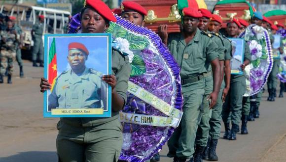 A diferencia de la mayoría, los soldados reciben un entierro adecuado en Camerún. (GETTY IMAGES).