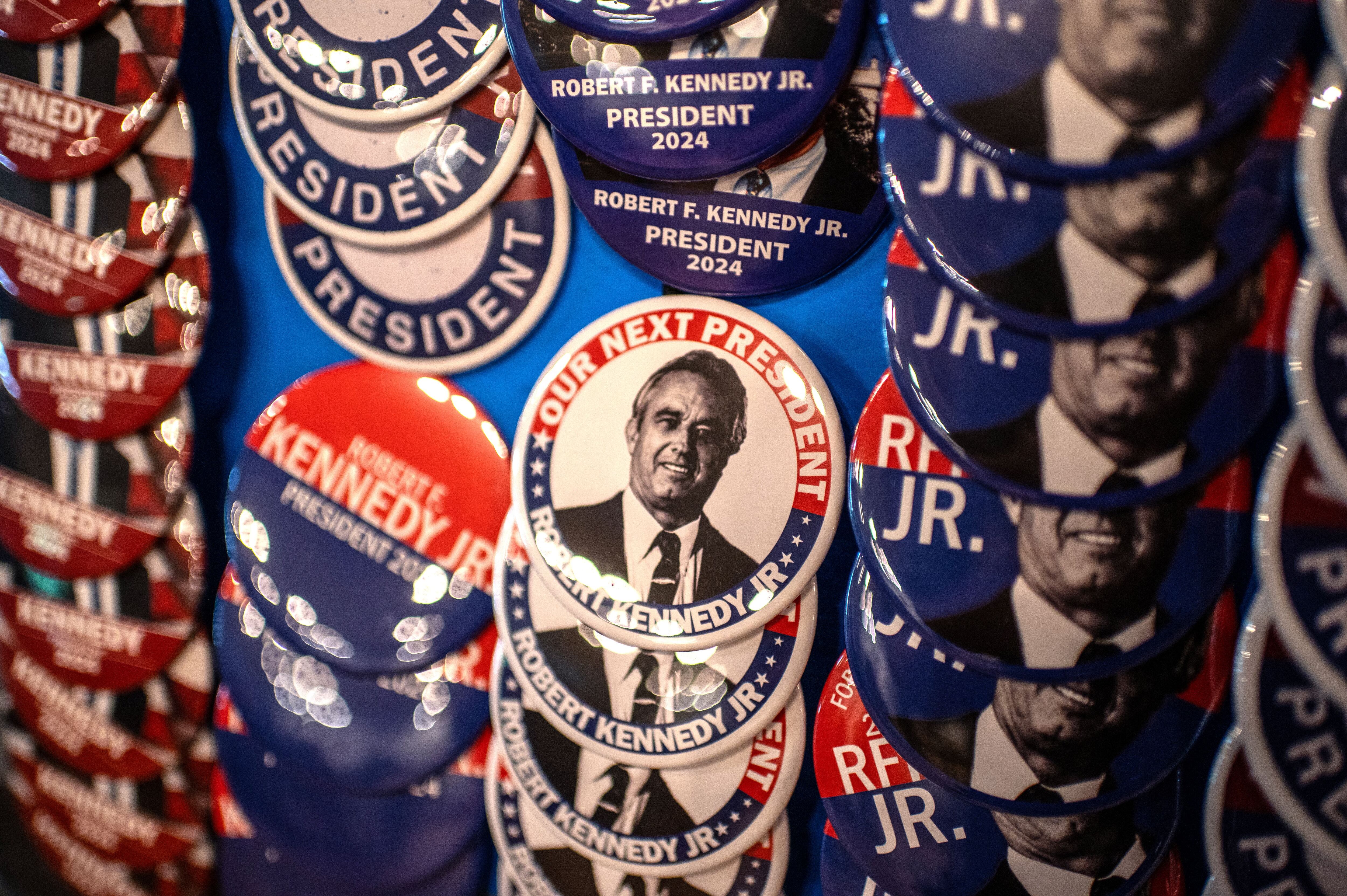 Botones a la venta en un mitin del candidato presidencial independiente Robert F. Kennedy Jr. el 13 de mayo de 2024 en Austin, Texas. (Foto de SERGIO FLORES/AFP).