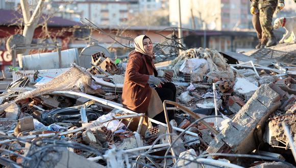 Una mujer sentada sobre los escombros de un edificio destruido en Kahramanmaras, en el sur de Turquía, un día después de que un terremoto de magnitud 7,8 azotara el sureste del país el 7 de febrero de 2023. (Foto: Adem ALTAN / AFP)