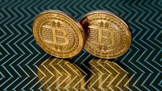 El Bitcoin se desploma un 8% y se encamina a una fuerte caída mensual de casi 40%