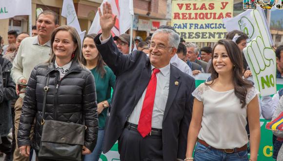 José Bolívar Castillo (con corbata en la foto), quien debía terminar su mandato en 2019, dejará el municipio de Loja en manos de la vicealcaldesa Piedad Pineda. (Facebook)