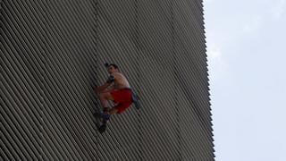 "Spiderman ruso" escaló emblemático edificio de 12 pisos en Medellín | FOTOS