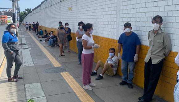 Pacientes hacen cola en el exterior del Hospital Dos de Mayo.