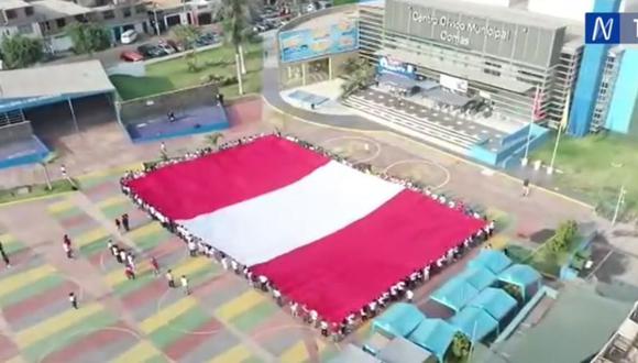 Bandera gigante fue mostrada por hinchas en el distrito de Comas. (Captura: Canal N)