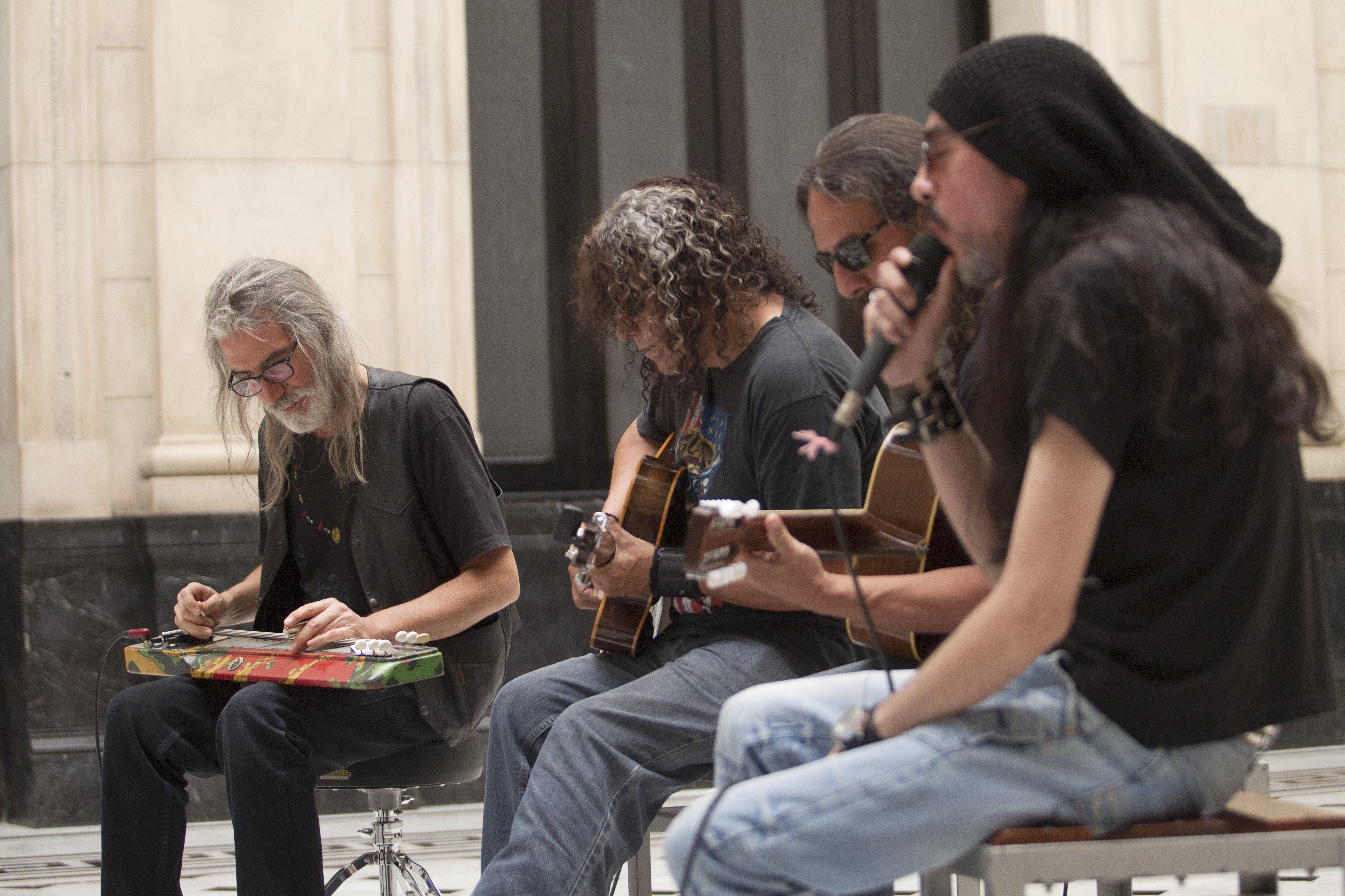 La banda Frágil grabando una sesión acústica en El Comercio. Foto: Richard Hirano/ El Comercio