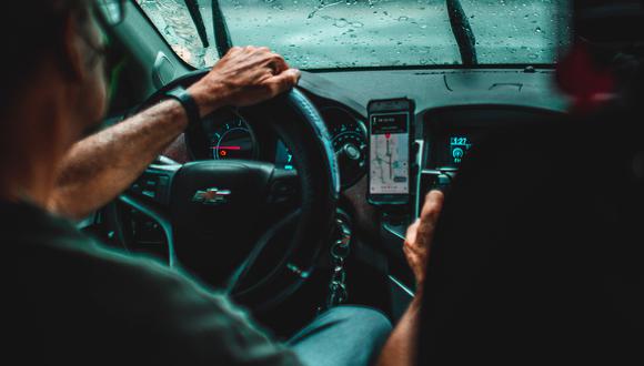 Taxista tiene peculiar método para evitar que le roben su celular | Foto: Unsplash