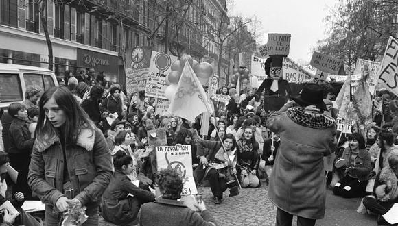 Unas 3.000 personas muestran pancartas para protestar contra una ley sobre el aborto, el 20 de noviembre de 1971 en París. (Foto de AFP)