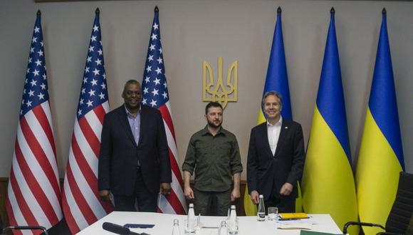 En esta imagen proporcionada por el Departamento de Defensa, el secretario de Defensa Lloyd Austin y el secretario de Estado Antony Blinken se reúnen con el presidente ucraniano Volodymyr Zelensky,  el 24 de abril de 2022.  (Foto: US Department of Defense / AFP)