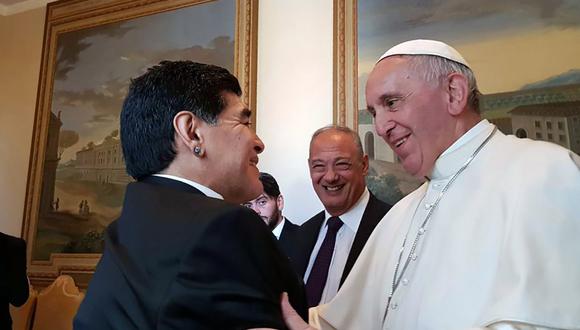El papa Francisco saluda al futbolista argentino Diego Armando Maradona en la Ciudad del Vaticano el 12 de octubre de 2016. (AFP).