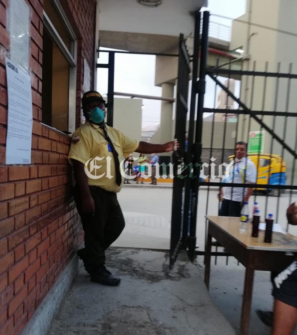 El vigilante de la puerta de Emergencias del hospital María Auxiliadora es quien consulta a los pacientes si tienen síntomas de coronavirus. De asentir, los acompaña hacia el triaje diferenciado. (Foto: El Comercio)