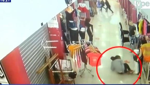 La víctima trata de huir pero se desploma  a los pocos metros. (Captura de TV/TV Perú Noticias)