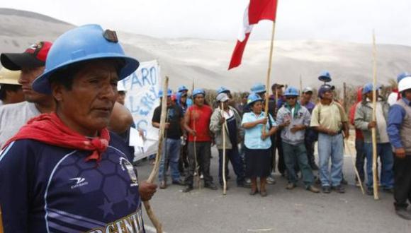 Protesta de comuneros contra minera deja dos policías muertos