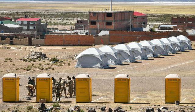 Bolivia repatrió este sábado a 480 ciudadanos que estuvieron varados casi una semana en Chile y los instaló en un campamento en la zona fronteriza de Pisiga, donde cumplirán cuarentena supervisada por organismos internacionales y vigilada por el Ejército. (EFE/Emilio Huascar Castillo).