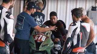 Hamilton se divierte manejando junto a un piloto de MotoGP [VIDEO]