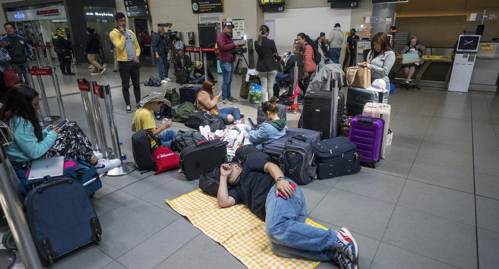 Sólo en Colombia, hay cerca de 500 mil pasajeros afectados por el intempestivo cierre de Viva, que habría cobrado más de US$50 millones. (Juan Barreto / AFP)