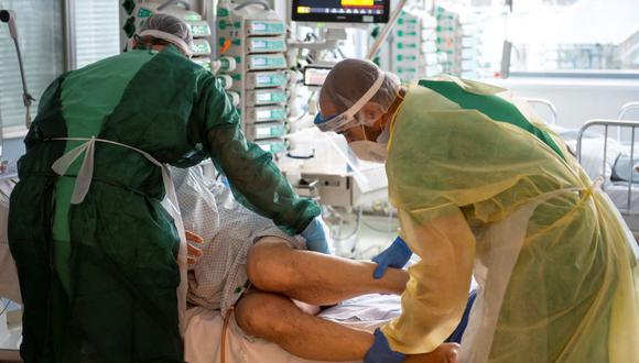 Las enfermeras de cuidados intensivos atienden a un paciente infectado de coronavirus en el hospital de Freising, en el sur de Alemania, el 12 de abril de 2021. (LENNART PREISS / AFP).