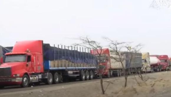Extensa cola de camiones varados por bloqueos en la Panamericana Sur, en Ica.