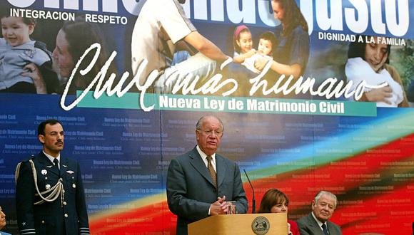 El presidente chileno Ricardo Lagos dio un discurso durante la ceremonia de promulgación de la nueva ley de matrimonio civil, en el interior del palacio presidencial de La Moneda, en Santiago, Chile, el 7 de mayo de 2004. (Foto de VICTOR ROJAS / AFP)