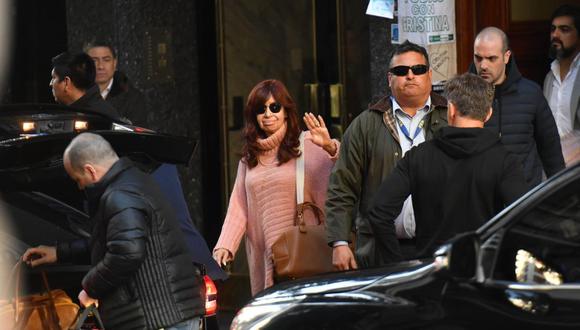 a vicepresidenta de Argentina, Cristina Fernández de Kirchner, saluda hoy a sus simpatizantes mientras sale de su residencia custodiada por un dispositivo de seguridad, en Buenos Aires (Argentina). (Foto de EFE/ Enrique García Medina)