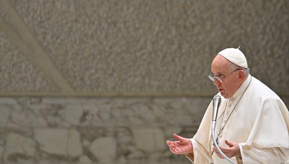 El Papa Francisco habla durante una audiencia general semanal. (Foto de Alberto PIZZOLI / AFP)