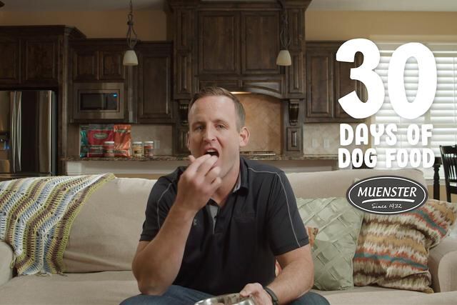 Mitch Felderhoff lleva un mes alimentándose solo de comida para perros para demostrar lo buena que está. (YouTube)
