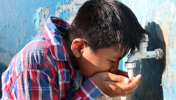 Un niño de la comunidad Puerto Yumani bebe el agua que sale de un grifo. El recurso llega a los hogares gracias al trabajo de los comuneros. Foto: Iván Paredes.