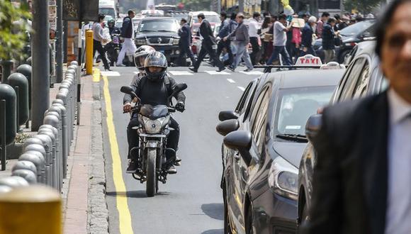 Taxi en motos: un servicio informal y peligroso a domicilio.