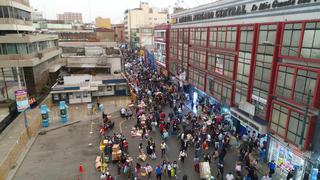 Mesa Redonda y un caos de nunca acabar: aglomeración persiste pese a anuncios de Jorge Muñoz