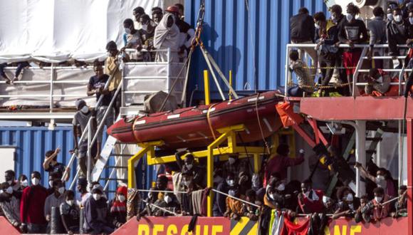 Los migrantes rescatados en el mar Mediterráneo llegan para desembarcar del barco Sea-Eye 4 en el puerto de Trapani, Sicilia. (Foto: Giovanni ISOLINO / AFP)