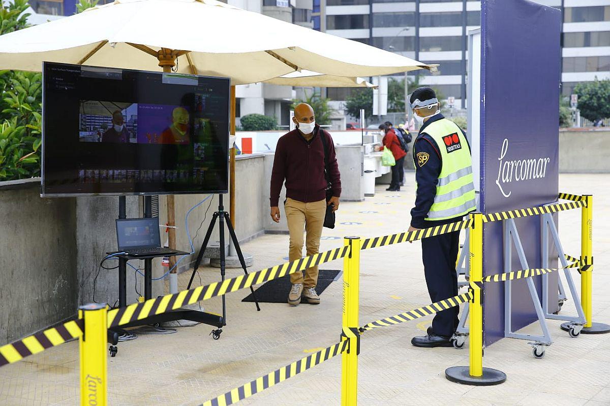 Larcomar abrió sus puertas al público con un estricto protocolo de bioseguridad para evitar contagios de COVID-19. Las personas pasan por una cámara térmica para el control de temperatura. Además, el uso de mascarilla es obligatorio. (Foto: Allen Quintana / GEC)