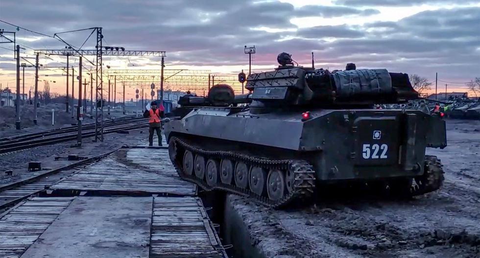 Un tanque de Rusia se retira de la zona donde se realizaron ejercicios militares cerca de la frontera con Ucrania. (AFP).