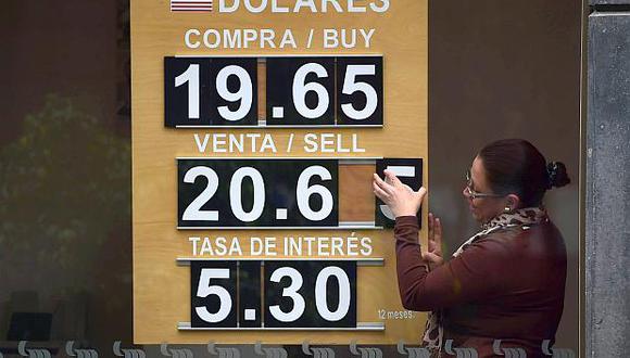 El tipo de cambio bajaba 0.26% en México este viernes. (Foto: AFP)