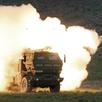 Un camión de lanzamiento dispara el Sistema de Cohetes de Artillería de Alta Movilidad (Himars) similar al entregado por Estados Unidos a Ucrania para la guerra contra Rusia. (AP / Archivo).
