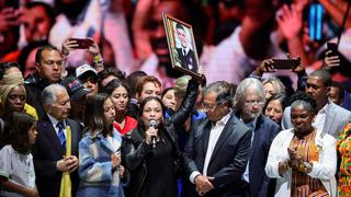 Petro sube al escenario a la madre de joven asesinado en protestas de 2019