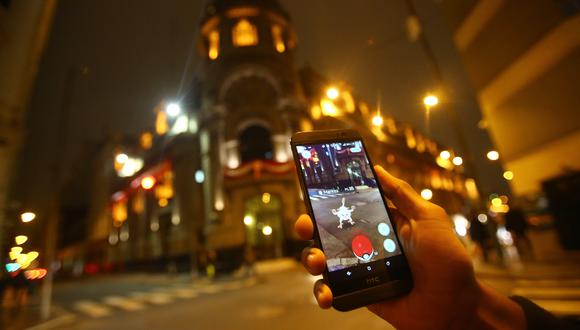 La fiebre de Pokémon Go llego al Perú. Cientos de personas juegan en las calles.  
FOTOS: HUGO PEREZ / EL COMERCIO