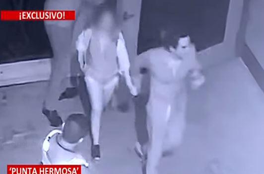 En esta imagen de la cámara de seguridad se les observa cuando se retiran del local. 