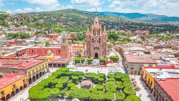 Desde el jardín Allende, admira las torres neogóticas de la iglesia San Miguel de Arcángel.(Foto: Shutterstock)